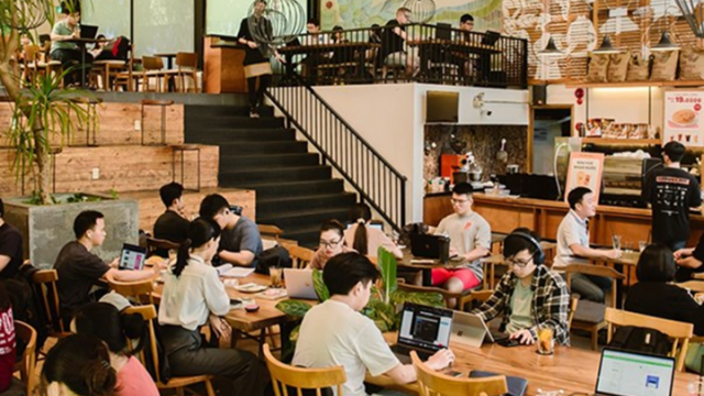 Nhiều cửa hàng The Coffee House bịt kín ổ cắm điện gây tranh cãi
