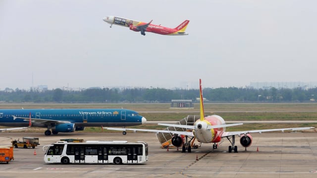 Hàng không sôi động, giá vé có giảm?