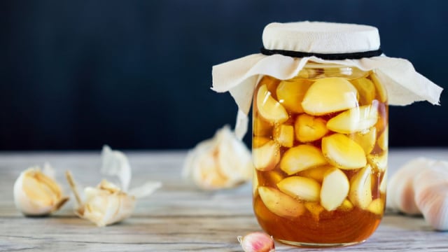 Cách chữa đau đầu bằng củ tỏi: Bài thuốc dân gian hiệu quả ít ai ngờ