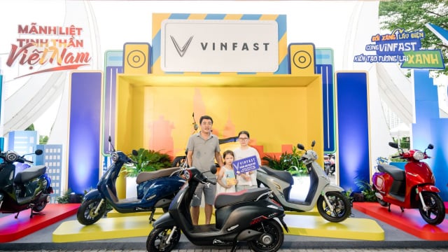 Người Hà Nội nô nức đổi xăng lấy điện: “Xe máy VinFast nhẹ, êm, dễ điều khiển”