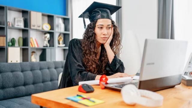 Bằng thạc sĩ có còn giá trị không? Câu hỏi thổi bùng tranh cãi giữa lúc nhiều người trẻ có bằng cấp cao vẫn thất nghiệp