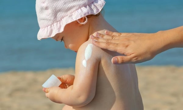 Trẻ dùng kem chống nắng, xịt côn trùng có an toàn không? Chọn sản phẩm thế nào cho đúng?