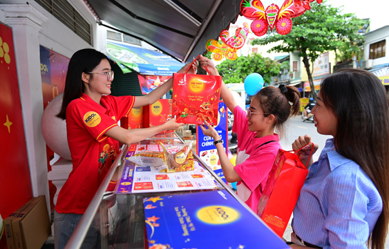 Thị trường bánh Trung thu 2025: Bánh 'nhà làm' thoái trào, thương hiệu lớn lên ngôi