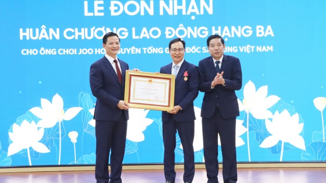 Lãnh đạo tỉnh Bắc Ninh trao tặng Huân chương Lao động Hạng Ba cho nguyên Tổng Giám đốc Samsung Việt Nam ông Choi Joo Ho