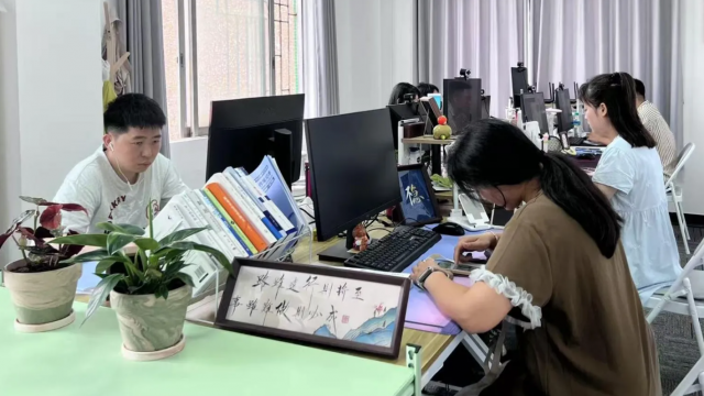 Mô hình kinh doanh kỳ lạ ở Trung Quốc: Giới trẻ thất nghiệp trả tiền mua 'công việc ảo'