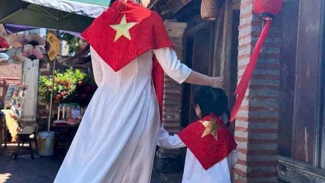 Mũ, áo và loạt phụ kiện hút khách nhờ lấy cảm hứng từ Quốc khánh 2/9