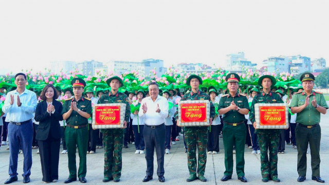 Hà Nội phát miễn phí nước uống và đồ ăn cho người dân xem diễu binh, diễu hành 2-9