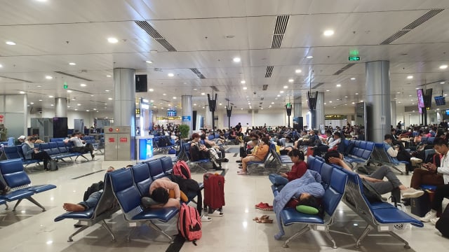 Người dân tranh thủ vé máy bay Tết sớm, giá vé có neo cao?