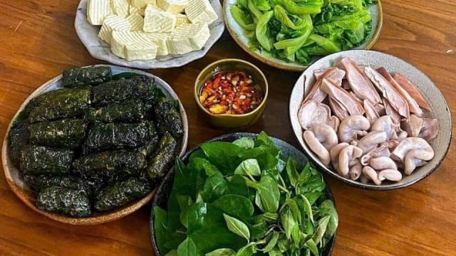 Bữa cơm tối 120 nghìn: Gồm 6 món, có cả lòng lợn giòn ngon