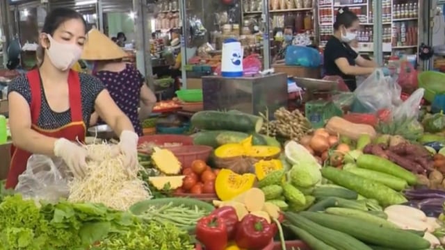 Giá điện tăng 4,8%: Làm sao để ngăn chặn tình trạng 'tát nước theo mưa' ?