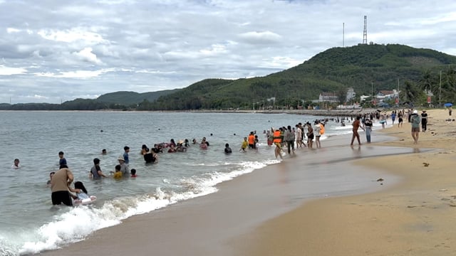 Quảng Ngãi: Tục tắm biển để cầu may trong Tết Đoan ngọ của người dân Sa Huỳnh