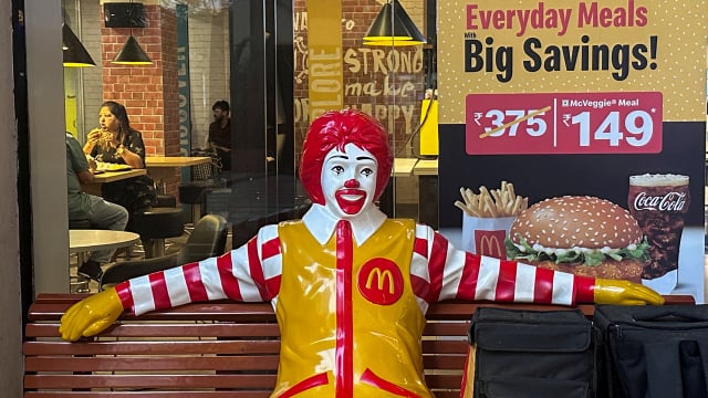 McDonald's, Coca-Cola, Amazon, Apple... hứng làn sóng tẩy chay ở Ấn Độ vì ông Trump