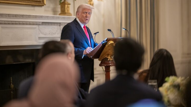 Ông Trump bác bỏ ý tưởng của ông Putin về việc thay thế Tổng thống Ukraine
