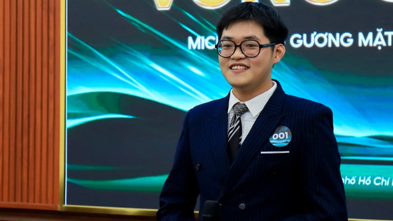 Gác ống nghe, cầm micro: Sinh viên vượt giới hạn để chạm đến ước mơ làm MC