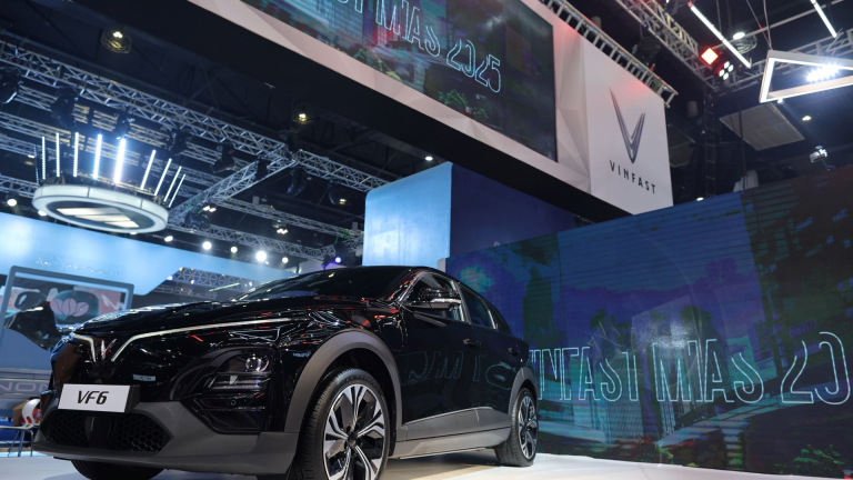 VinFast mở bán mẫu B-SUV VF 6 và công bố chính sách miễn phí sạc ô tô điện tại Philippines