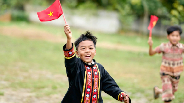 Trẻ em dân tộc Chứt tại Hà Tĩnh 'rạng ngời cùng Tổ quốc' chào mừng 30/4