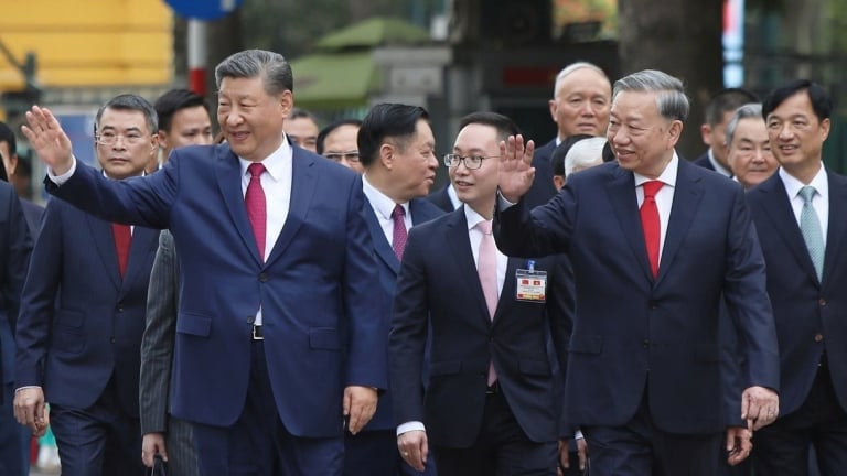 Ảnh ấn tượng tuần: Ông Tập Cận Bình thăm Việt Nam và nghi thức tô son cột mốc của Đại tướng Phan Văn Giang