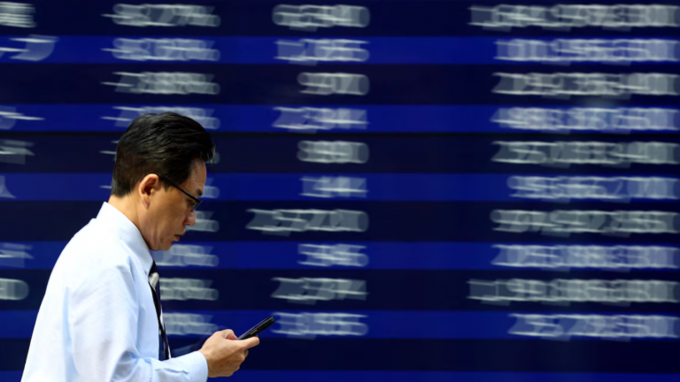 Ông Trump tấn công FED, chứng khoán, USD trượt giá mạnh