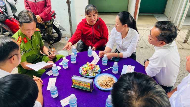 Chính quyền phường Tân Hưng Thuận thăm hỏi, hỗ trợ gia đình nạn nhân vụ sập tường