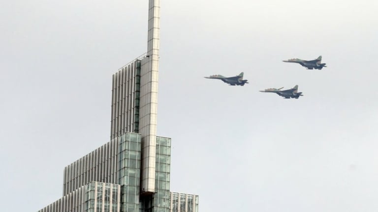 Đại gia đình 10 người từ Long An lên TP HCM ngắm  dàn máy bay chiến đấu Su-30MK2 và Yak130 hợp luyện