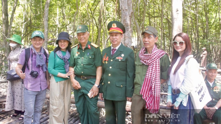 Phóng viên bắt đầu tham quan tour đặc biệt, tìm về “địa chỉ đỏ” tại TP.HCM dịp 50 năm Thống nhất đất nước