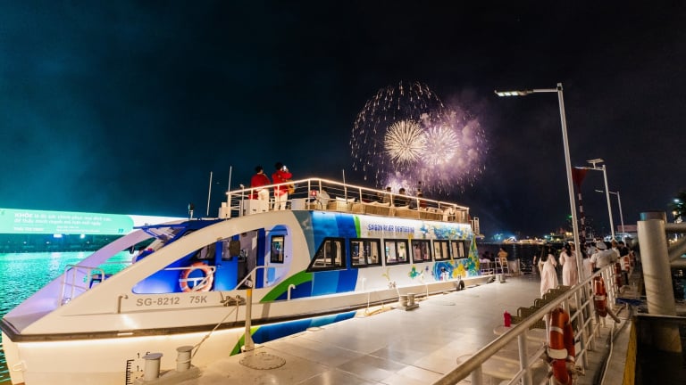 Kín chỗ hàng quán, buýt sông 2 tầng ôm trọn view ngắm pháo hoa tối 26/4 tại TP.HCM