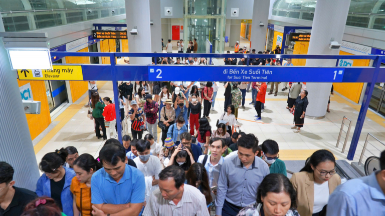 Lượng lớn người dân đi tàu dịp lễ, metro tăng chuyến, kéo dài thời gian phục vụ 