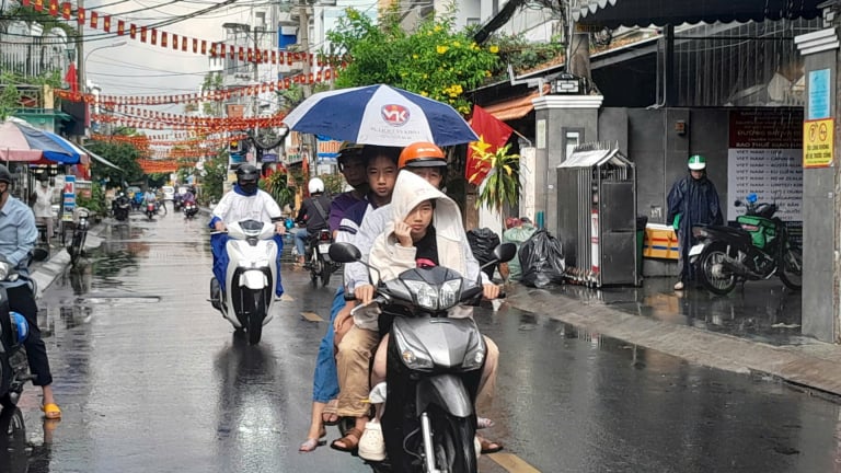 TP.HCM có mưa bất ngờ vào sáng sớm, liệu tối nay trời có đẹp để xem bắn pháo hoa mừng 30/4?
