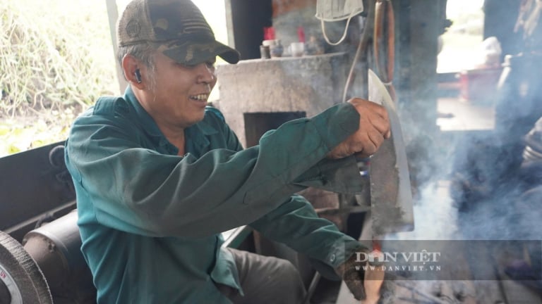 Ngược một dòng sông đến Cà Mau làm nghề gì mà tối ngày đập đập, chát chát, kiếm hơn nửa triệu/ngày?