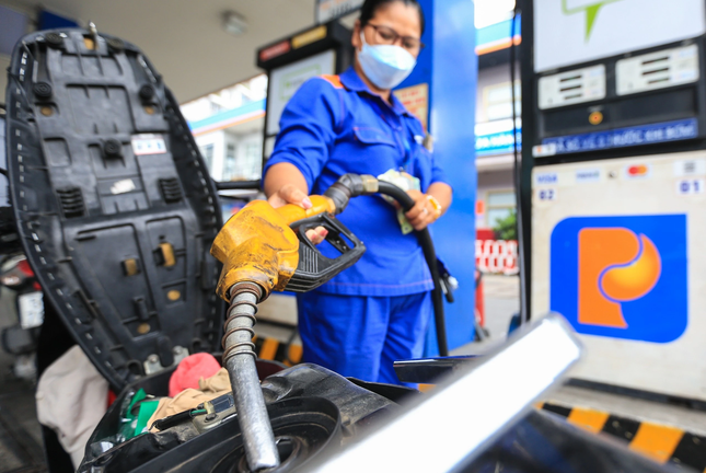 Giá xăng dầu hôm nay 3/5: Tiếp đà lao dốc