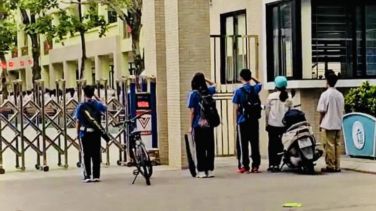 Đi học muộn, nhóm học sinh Hà Nội có một hành động khiến ai cũng khen ngợi: 'Được giáo dục tốt'