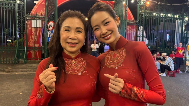 Nghệ sĩ Nhân dân Kim Xuân, Hoa hậu Bảo Ngọc có mặt từ rạng sáng, hào hứng tham gia lễ diễu binh 30/4