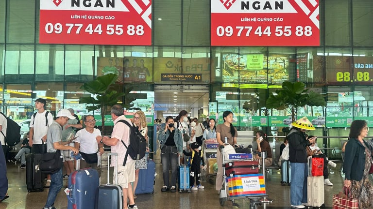Người dân quay lại TP.HCM sớm, sân bay Tân Sơn Nhất tấp nập khách