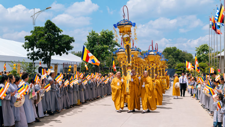 Việt Nam lần thứ tư đăng cai Đại lễ Vesak, người dân được chiêm bái hai bảo vật