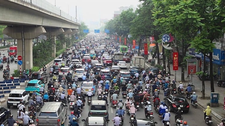 Ngày đầu đi làm sau kỳ nghỉ lễ, xe cộ ken đặc khắp đường phố Hà Nội, người dân chật vật tìm lối thoát