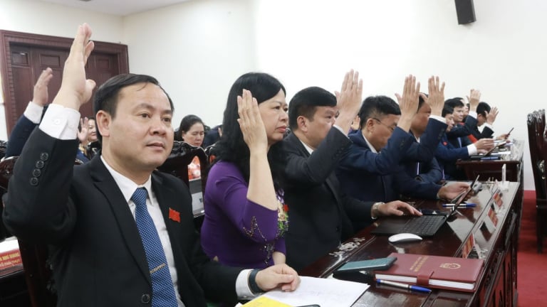 Miễn nhiệm chức Ủy viên UBND tỉnh với nguyên Chỉ huy trưởng Bộ CHQS và 6 nguyên Giám đốc Sở ở Thái Bình