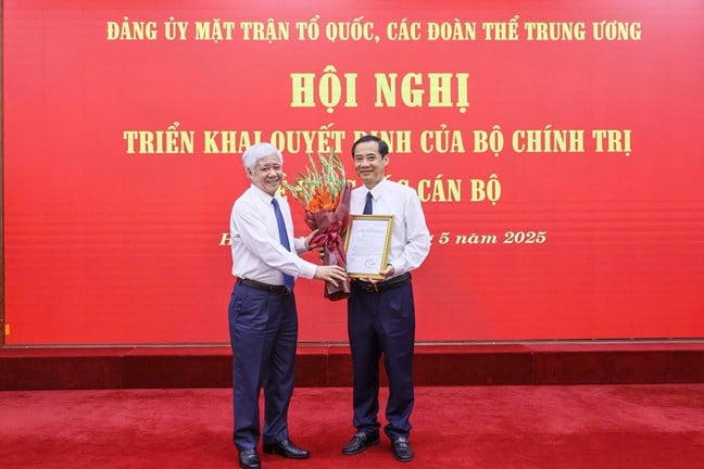 Quyền Bí thư Tỉnh ủy Lâm Đồng Nguyễn Thái Học nhận quyết định của Bộ Chính trị đảm nhiệm công tác mới