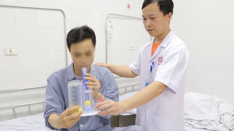 Vỡ kén khí, đứt dây chằng đỉnh phổi sau một cơn ho dữ dội