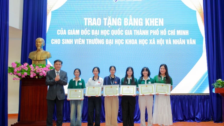 6 sinh viên trường ĐH KHXHNV TP.HCM được tuyên dương vì hành động đẹp với cựu chiến binh