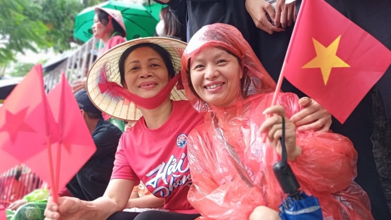  Hải Phòng: Người dân “đội mưa” đi xem diễu hành 70 năm giải phóng thành phố