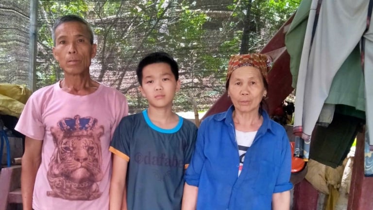 Ông gần 70 tuổi gồng mình kiếm tiền nuôi cháu ăn học