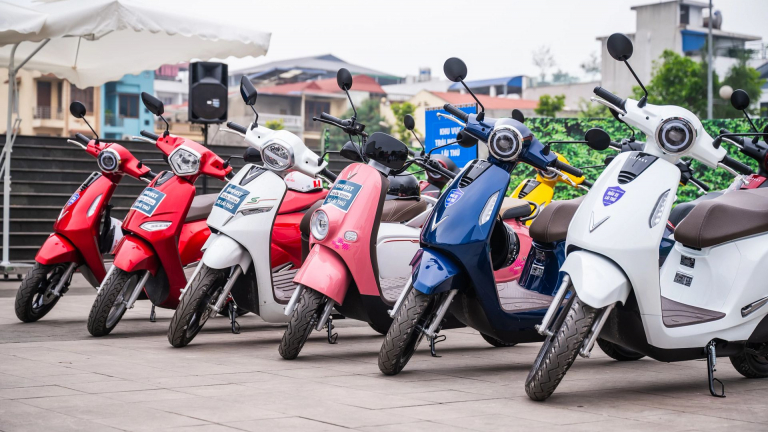 Xe máy xăng sắp bị hạn chế, người dùng tranh thủ chuyển sang xe điện