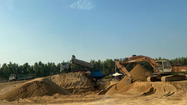  'Vén màn' hoạt động khai thác cát dưới lòng sông Kôn ở Bình Định: Hàng trăm ngàn mét khối cát bị 'bốc hơi'