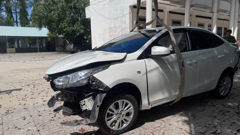 Vụ sụt lún đường ở Tây Ninh: Bất ngờ nghe tiếng rầm, xe đã lật ngang, tài xế bàng hoàng kể lại sự việc 