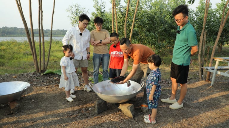 'Bố ơi, mình đi đâu thế?' tái xuất cùng màn thử thách miệt vườn, các nông dân nhí rơi nước mắt khi làm bè chuối vượt sông
