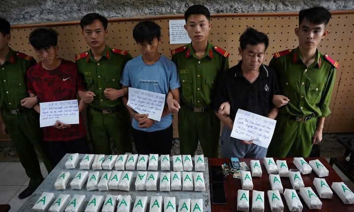 Điện Biên: Bắt giữ 3 đối tượng vận chuyển 17 bánh ma túy tổng hợp