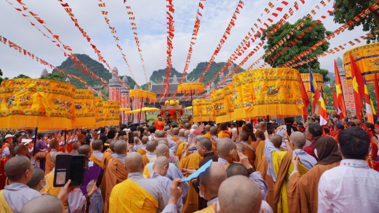Hàng vạn người đổ về chùa Tam Chúc chiêm bái xá lợi Đức Phật