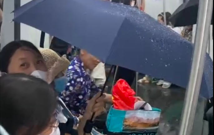 Nước chảy trong toa tàu đường sắt Cát Linh - Hà Đông, lãnh đạo Hanoi Metro nói gì?