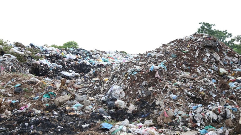 Người dân Bình An (Hà Nam) kêu cứu vì rác thải “bủa vây” trục đường chính vào xã