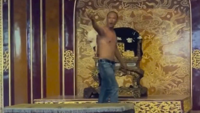 Bảo vật quốc gia Ngai vàng triều Nguyễn bị người đàn ông loạn thần đập phá làm hư hại 